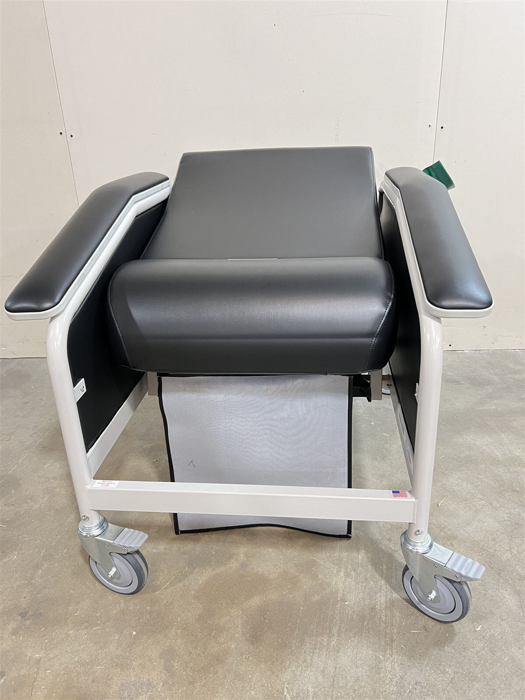 NEW UNUSED WINCO Medical Furnishing Care Cliner 6531 Geriatric Clinical Recliner